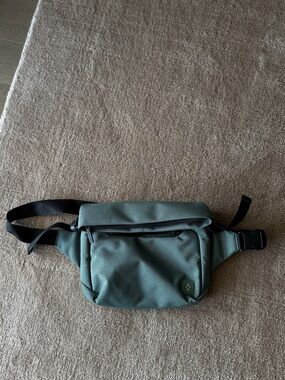 Crumpler like new green crossbody bag commuter style